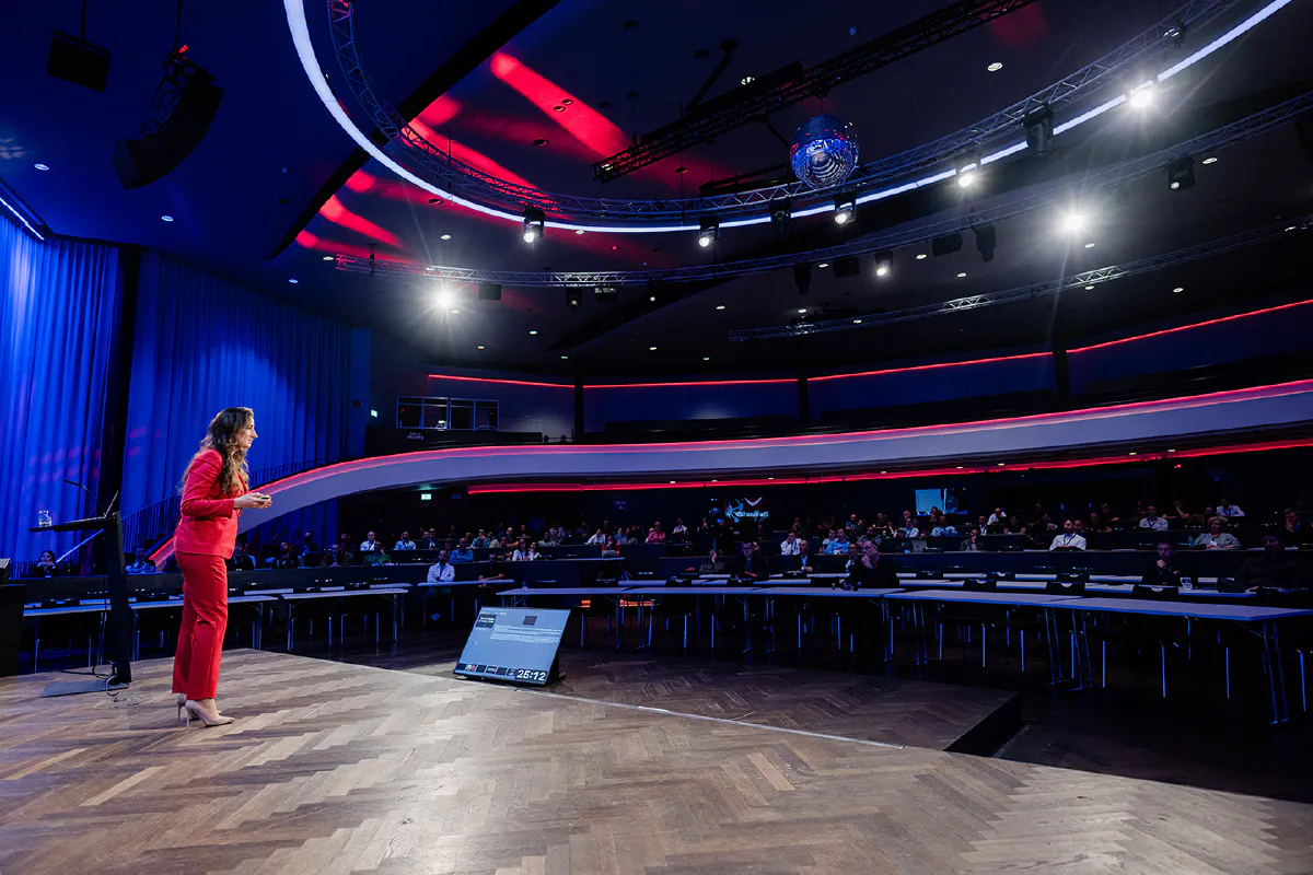 Yanya Viskovich delivering the closing keynote to Swiss Cyber Storm 2023